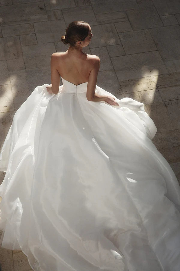 Abito da sposa in stile country con scollo a cuore e spacco alto